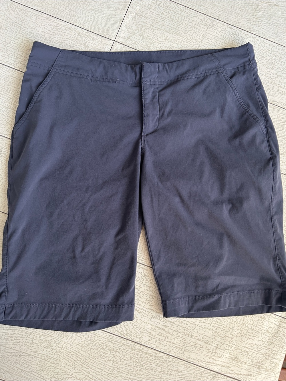 Columbia shorts 12 Ladies Bermuda 10” inseam Heather blue EUC